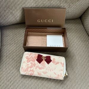 Gucci Cream and Pink Floral Zip Wallet with Burgundy Bow